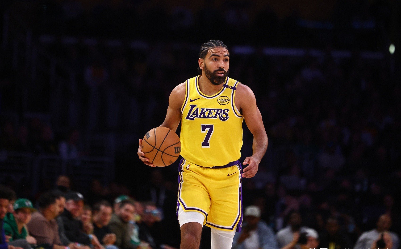 爱游戏下载-湖人横扫雄鹿，杰伦·布朗一己之力扛起全队