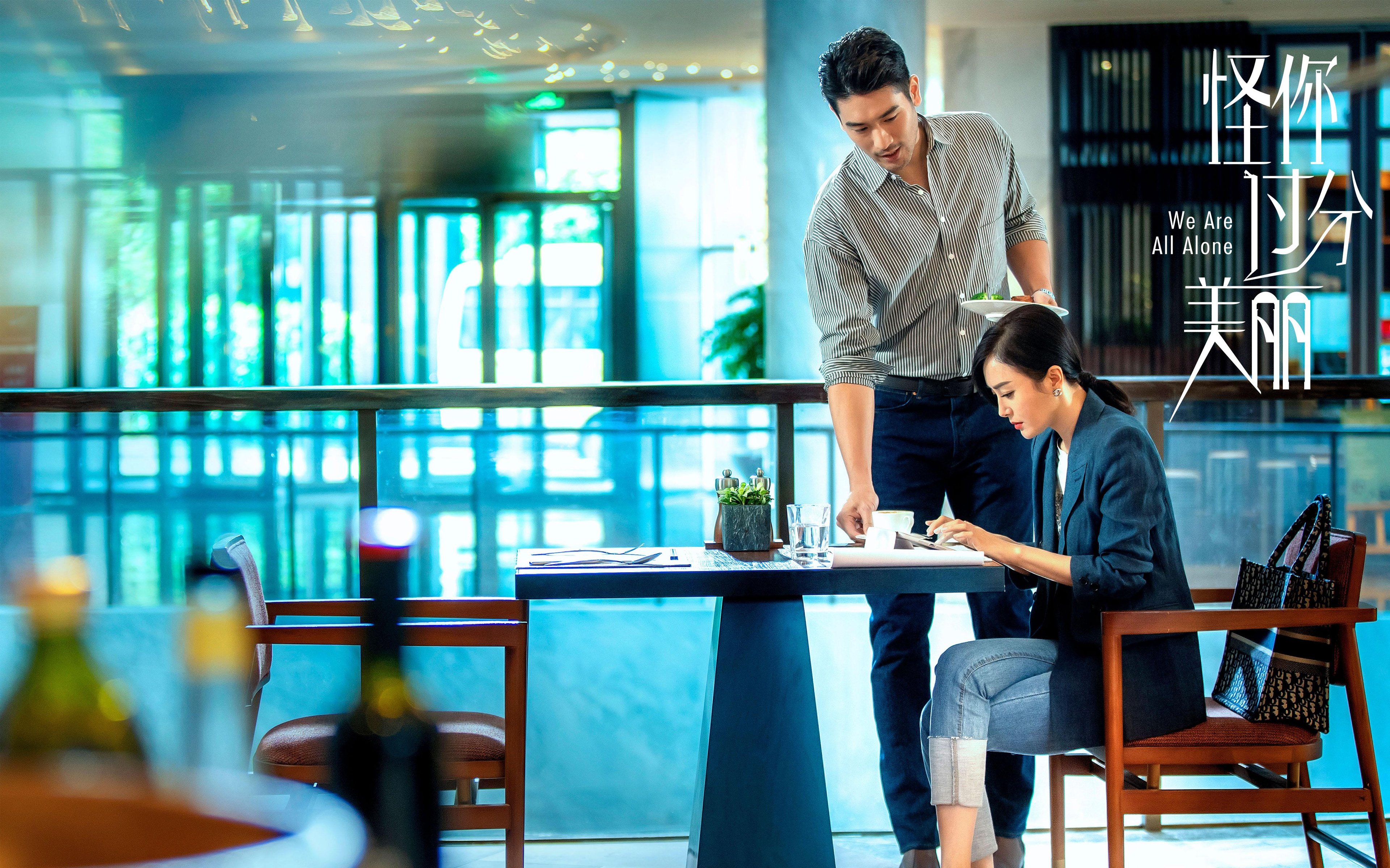 客厅里的平行宇宙，当F1引擎的尖叫压过终场哨音