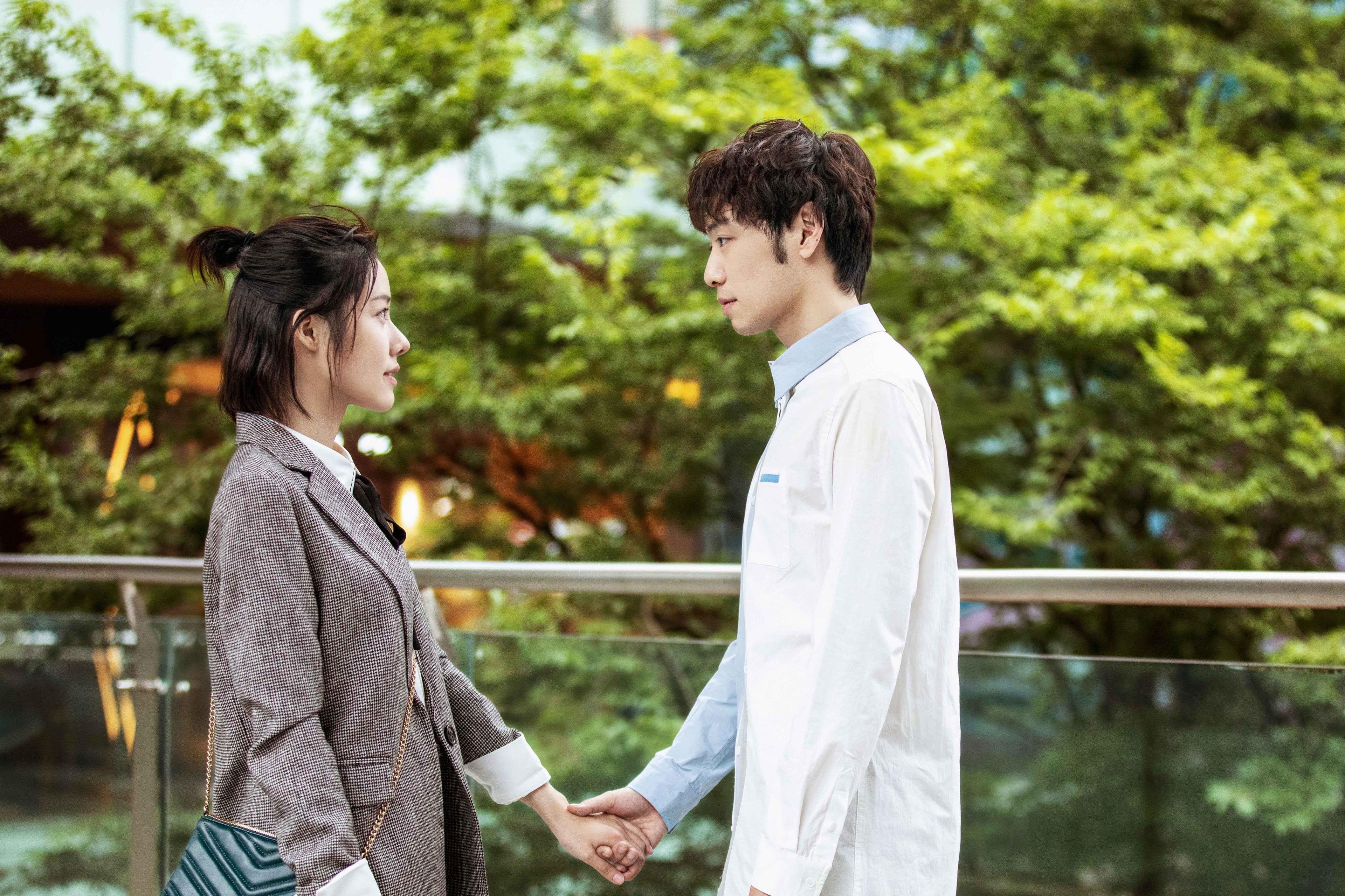 爱游戏娱乐-新生代铁蹄踏碎卫冕梦，爱德华兹50分弑神之夜，76人逆袭斩落雄鹿王旗